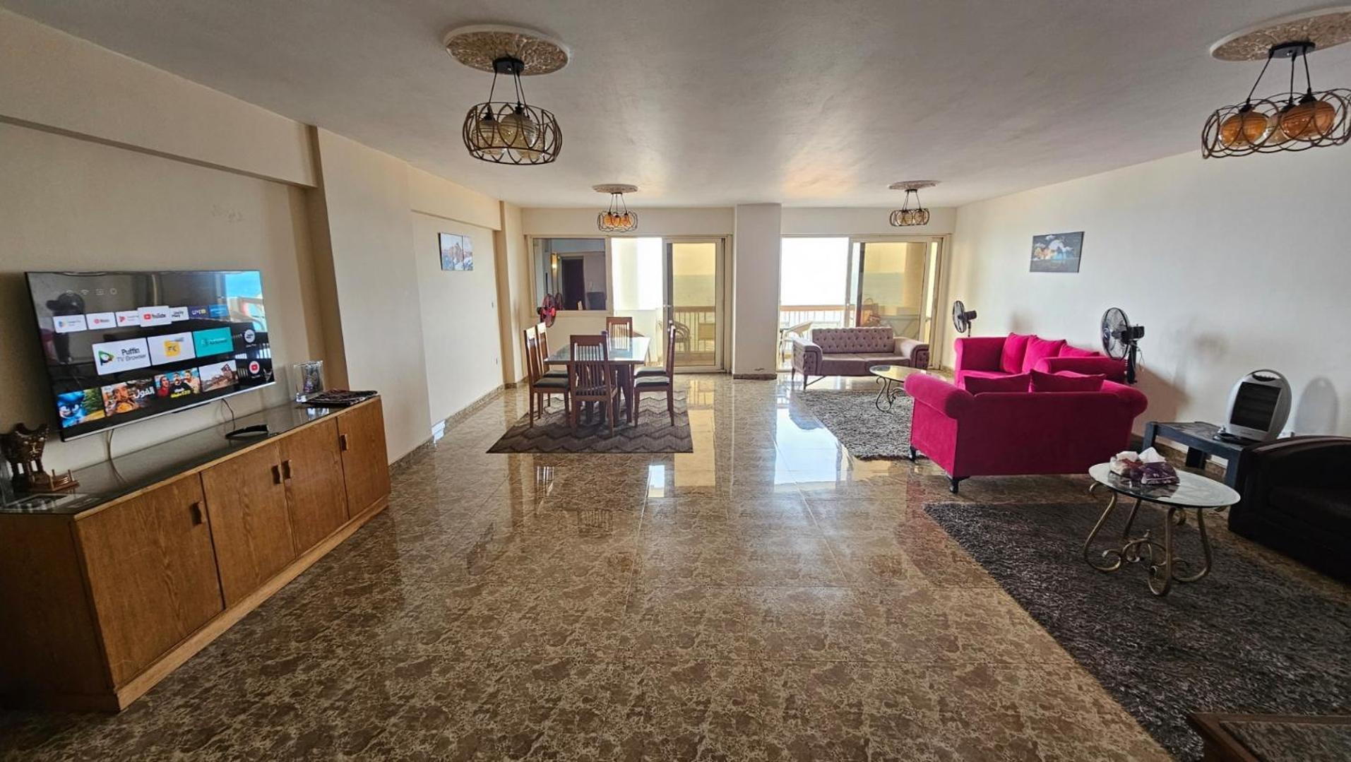 Midpoint Panoramic View - Families Only Apartment *