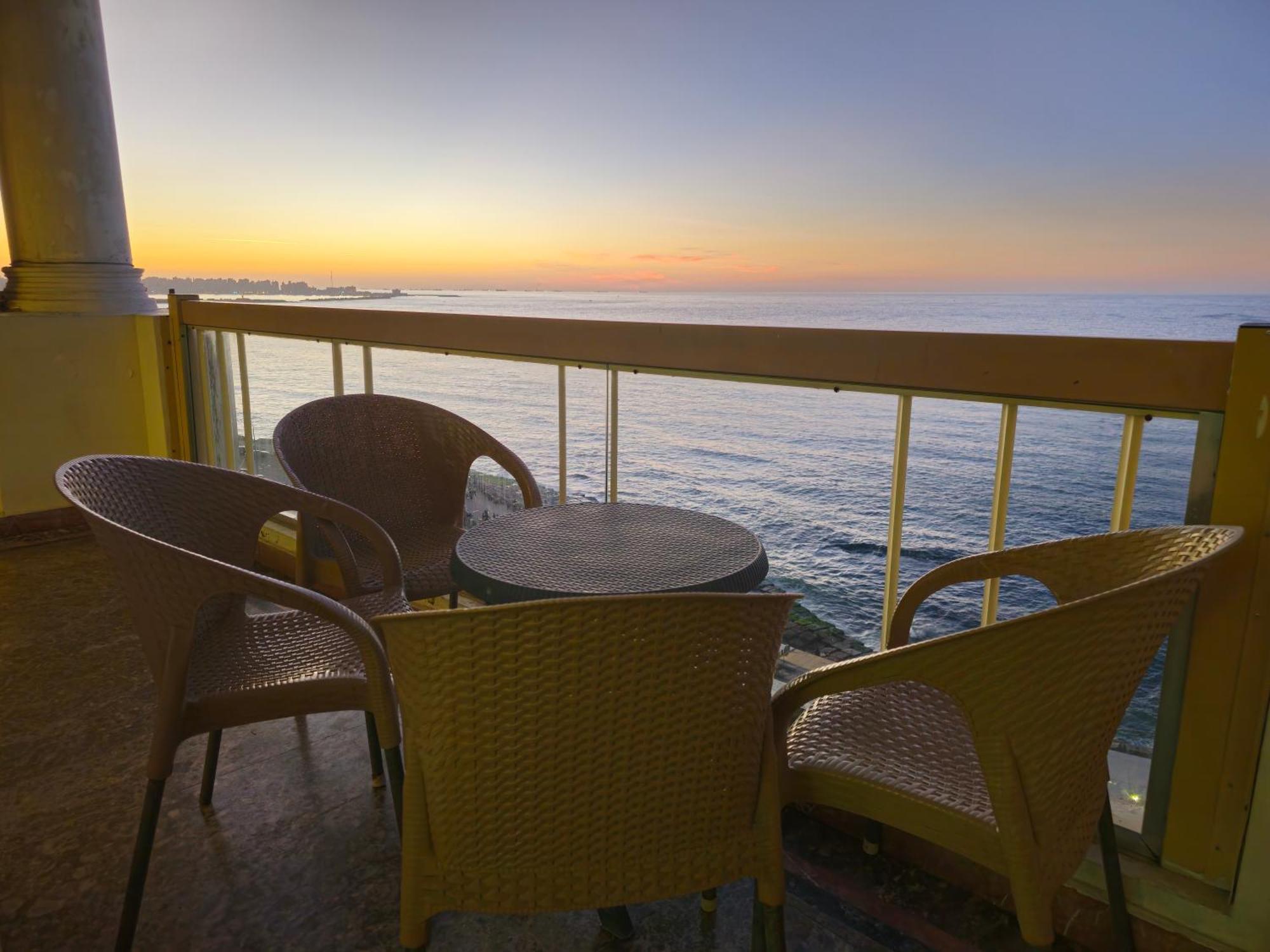 Midpoint Panoramic View - Families Only Apartment *